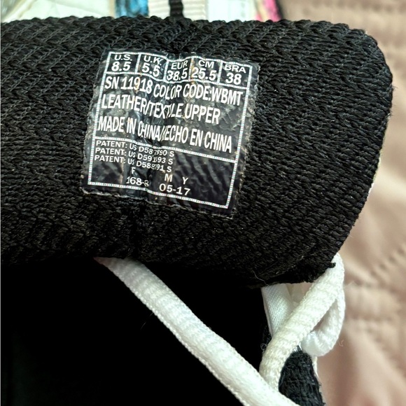 Ladies Skechers D’Lites air-cooled memory foam athletic shoes - Picture 12 of 16